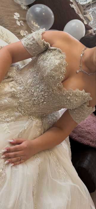 Vând urgent rochie de mireasă Aryanna Karen