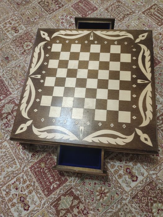 Продам шахматный столик ручной работы