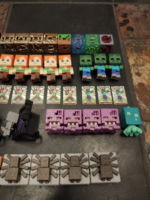 Vând Figurine Minecraft Kinder