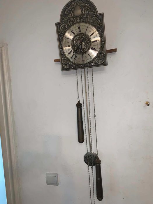 Ceas de perete cu greutati si pendula in carcasa de lemn
