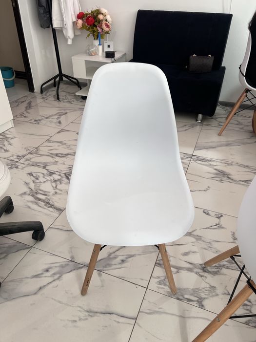 Продам белые стулья