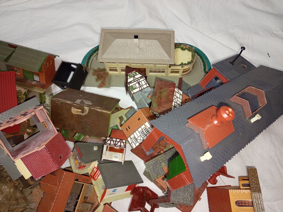 Set căsuțe machete incomplete trenulețe HO diorama