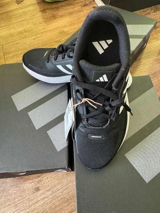 Adidas originali din plasa