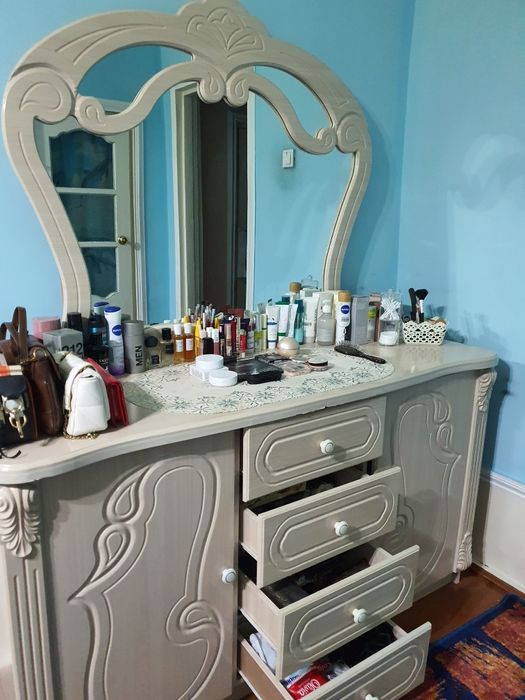 Срочно спальни гарнитур сотилади