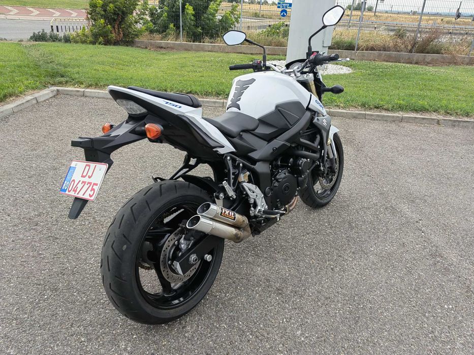 Vând sau schimb Suzuki Gsr 750