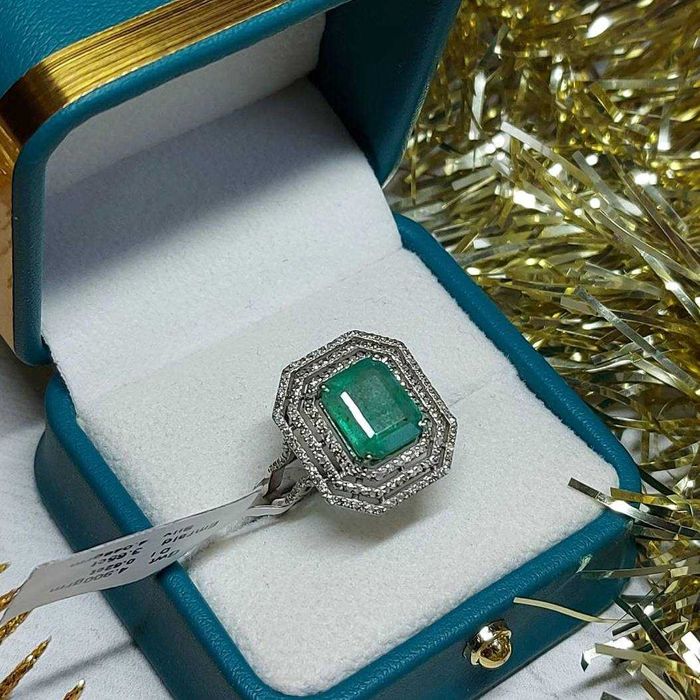 Кольцо с изумрудом в тройном бриллиантовом обрамлении