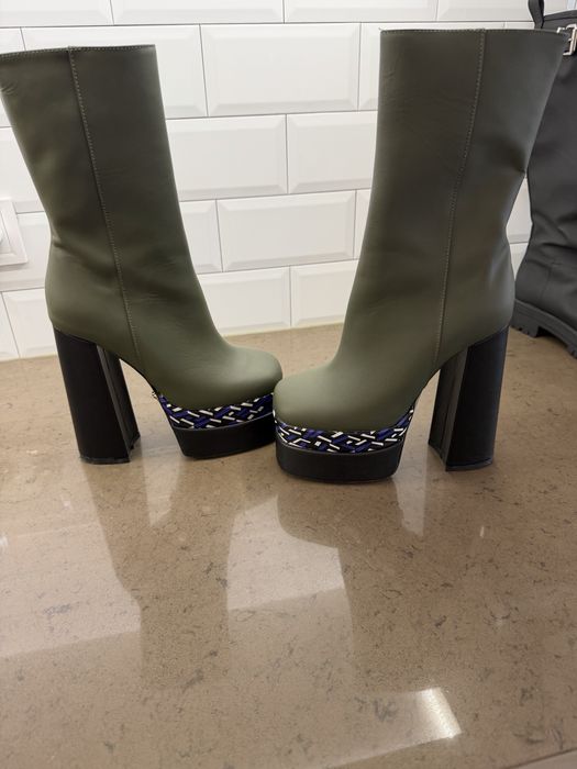 Нови боти Versace