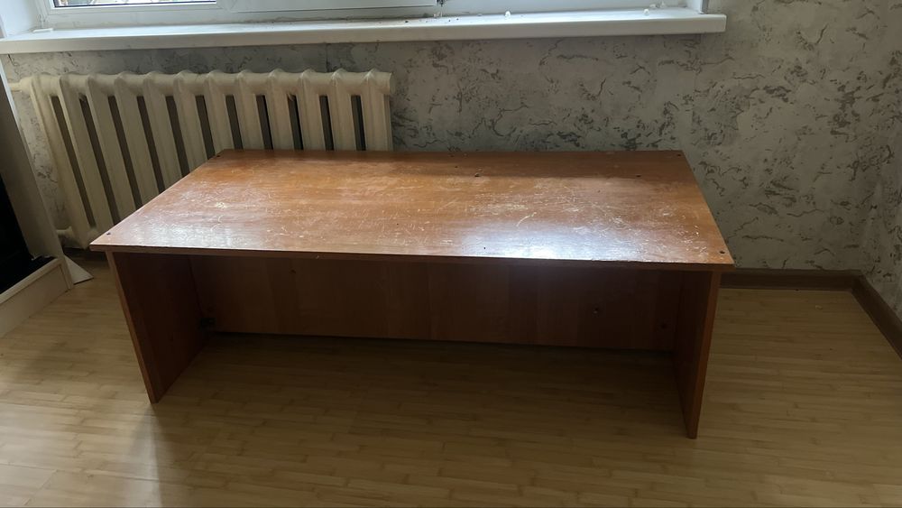 Стол не большой.