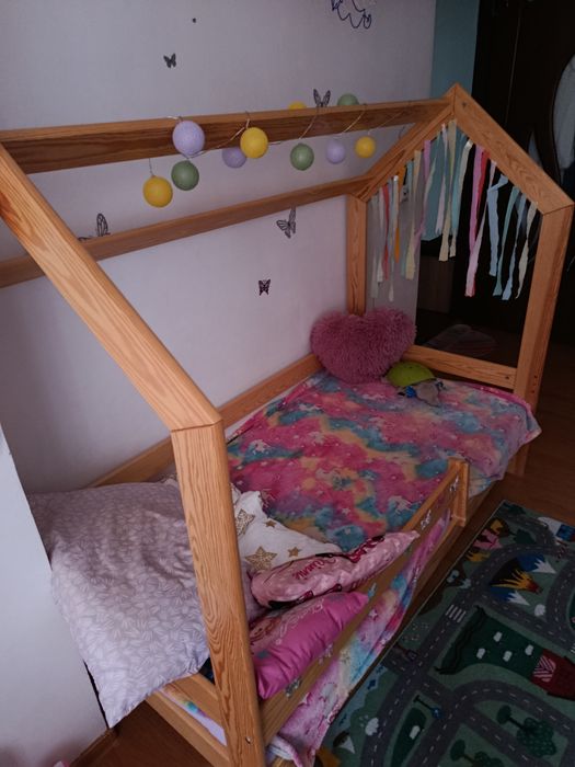 Pătuț în formă de casă