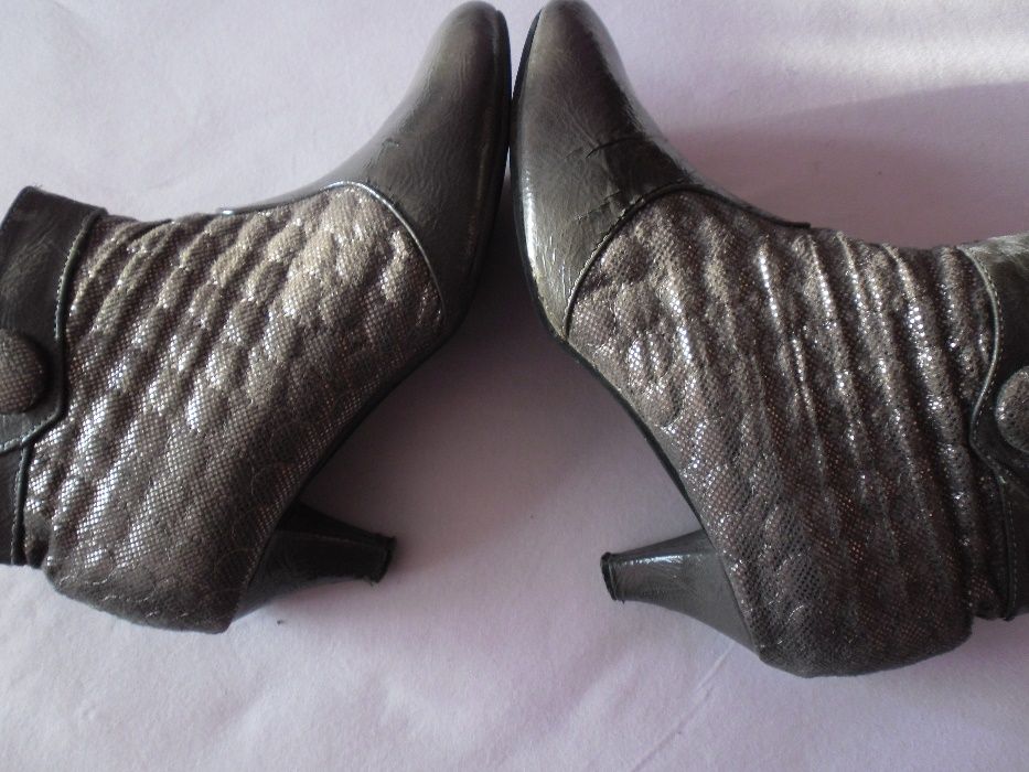 Дамски боти на ток в сиво