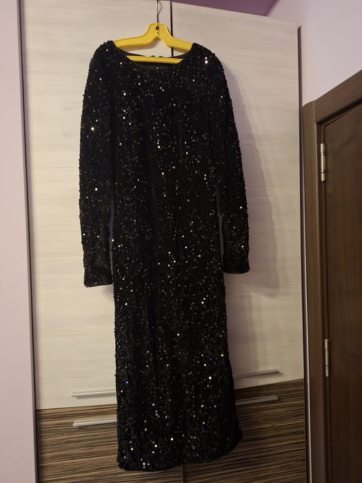 Дамска черна рокля с паети