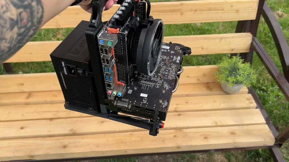 Отворена компютърна кутия, поддръжка на Mini-ATX