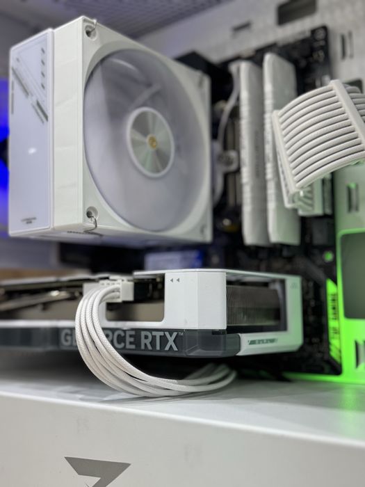 Белый игровой компьютер RTX