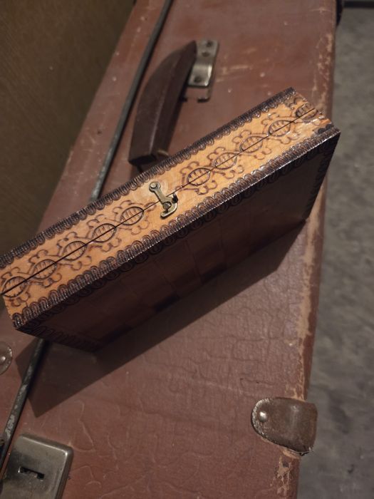 Малка дървена кутия за шах