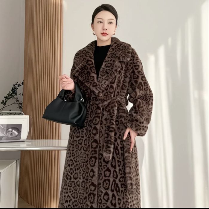 Шуба женская искуственная.