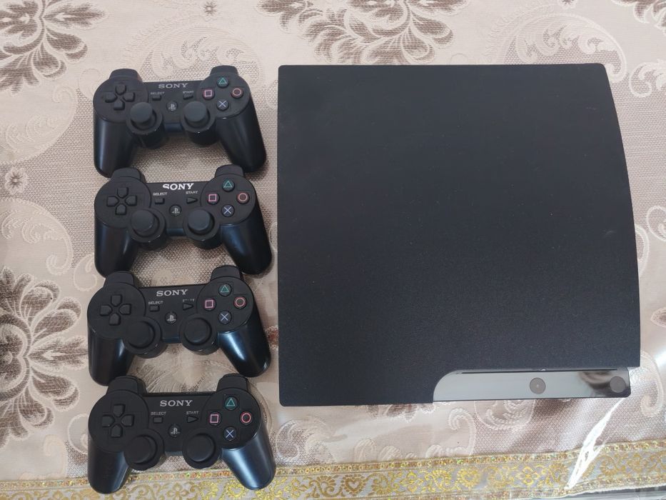 Playstation 3 slim 512 xotirali. 4 ta original pulti bilan.