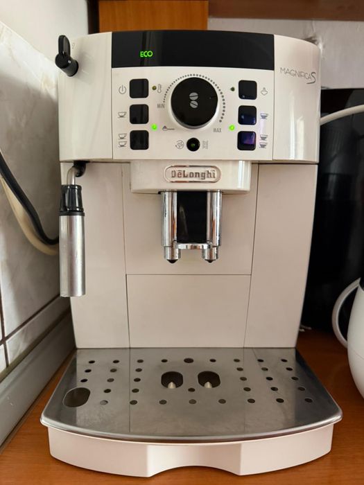 Expressor cafea boabe delonghi magnifica s