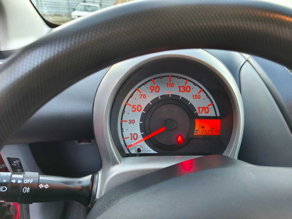 Продавам Peugeot 107