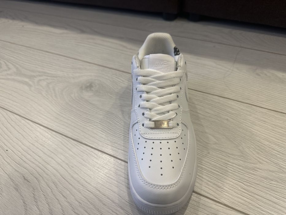 Белые кроссовки форсы кдг