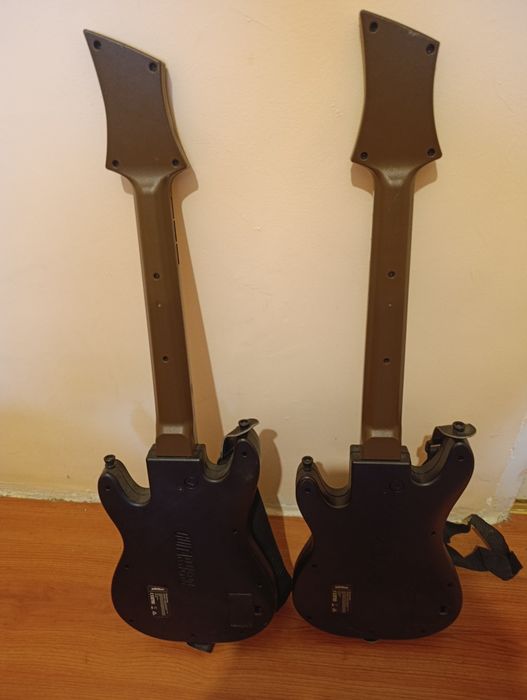 Продавам китари за PlayStation.