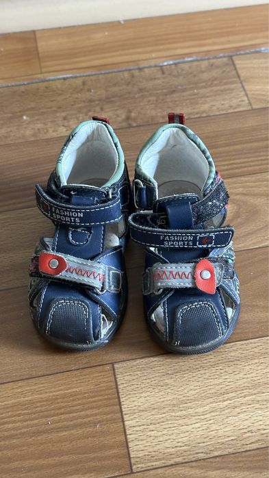 Продается детская обувь сандали, ботинки 500 тг