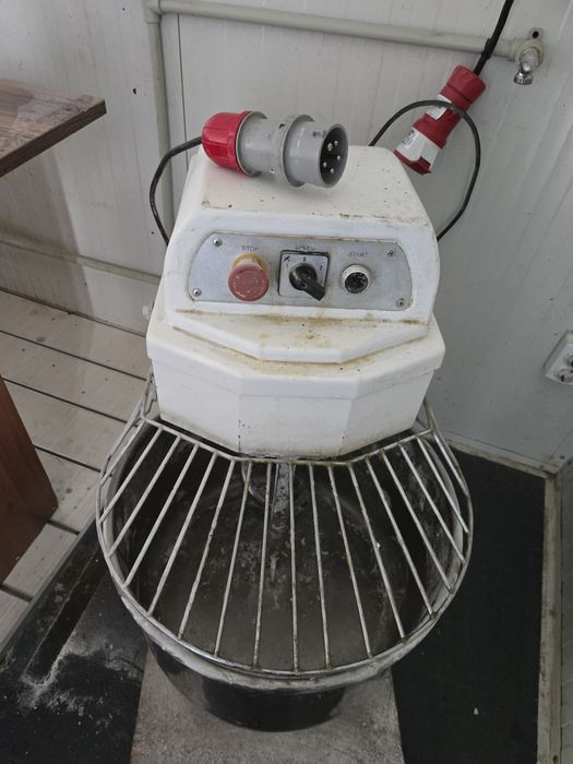 Тестомесачка професионална 20кг