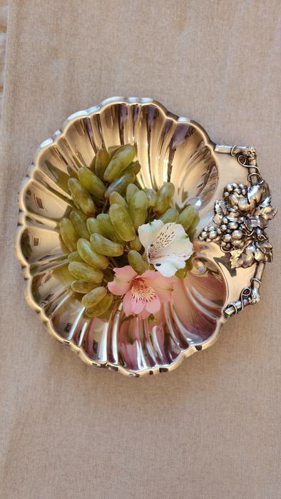 Старинное посеребрённое блюдо