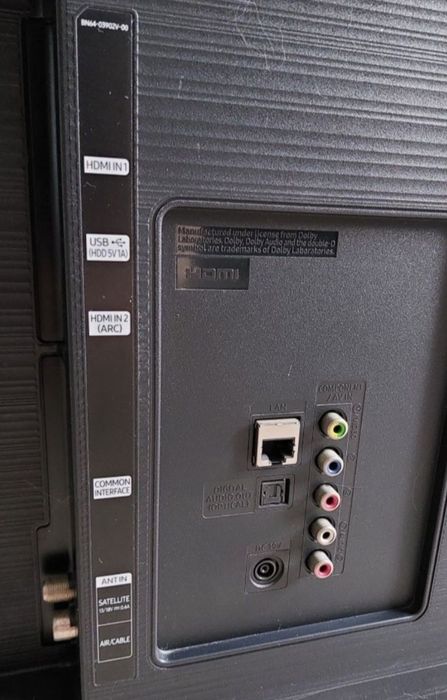 Смарт телевизор Samsung 81см. С креплением на стену.