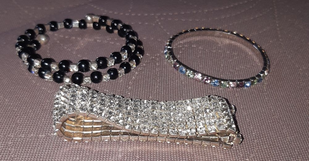 Продам бижутерию.