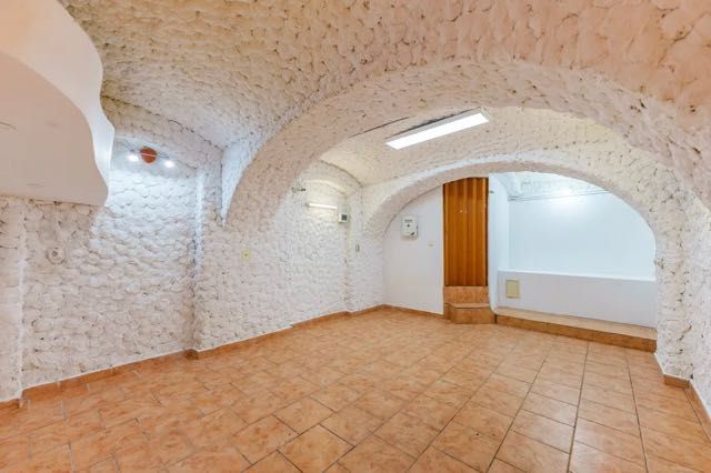 Vând spațiu comercial ultracentral, 27mp la demisol in Arad, strada Crișan. Pretabil pentru birou, cabinet, spațiu comercial, salon.