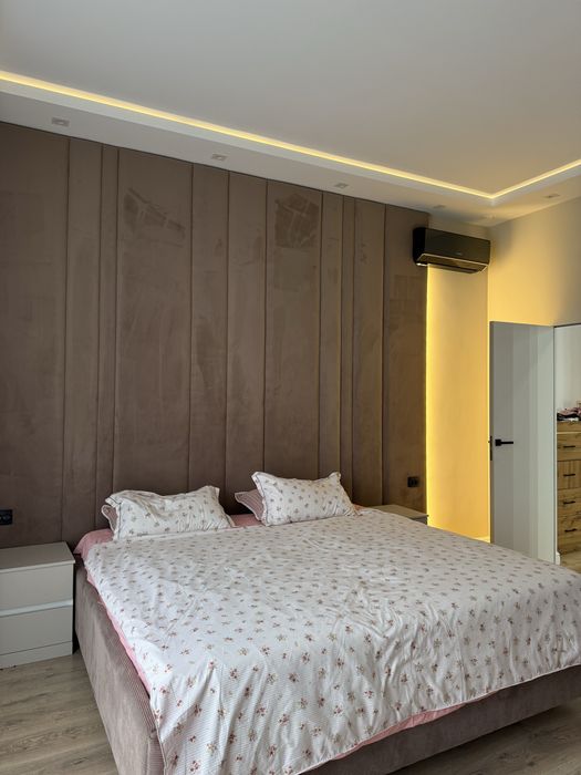 Кровать со стеновой панелью