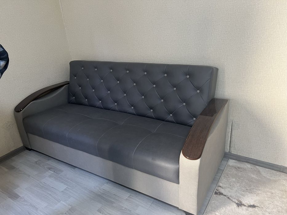 Диван раскладной  на скидке .сиденья 100% пружина