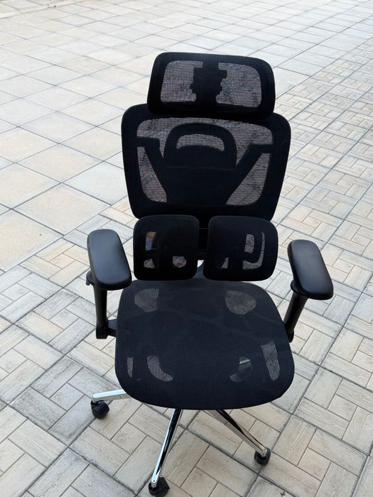 Scaun ergonomic de birou, model modern și confortabil, ideal pentru home office, birou sau lucru îndelungat.