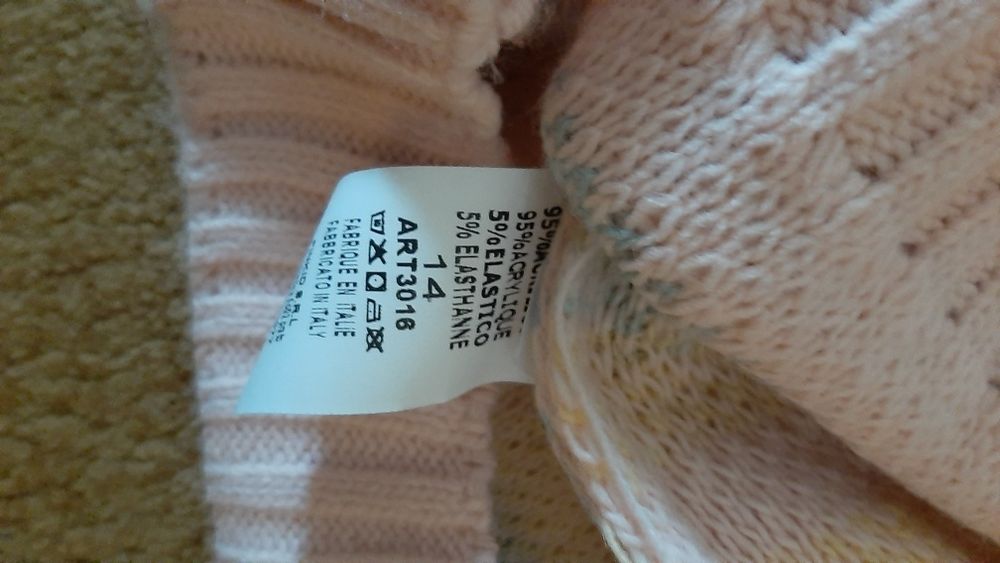 Pulover roz cu inimioare ,nou cu eticheta.