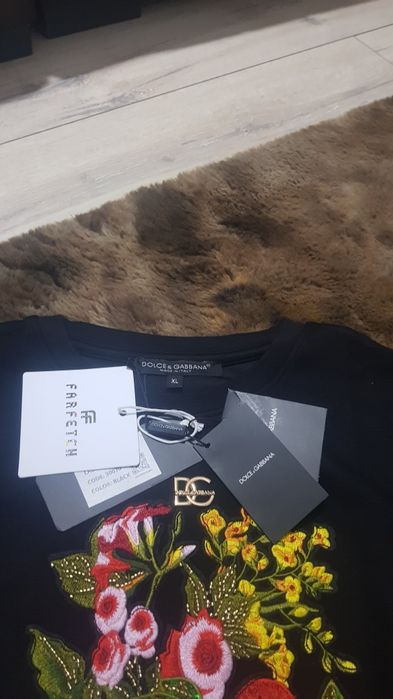 Pulover cu broderie florală și paiete de la Dolce & Gabbana