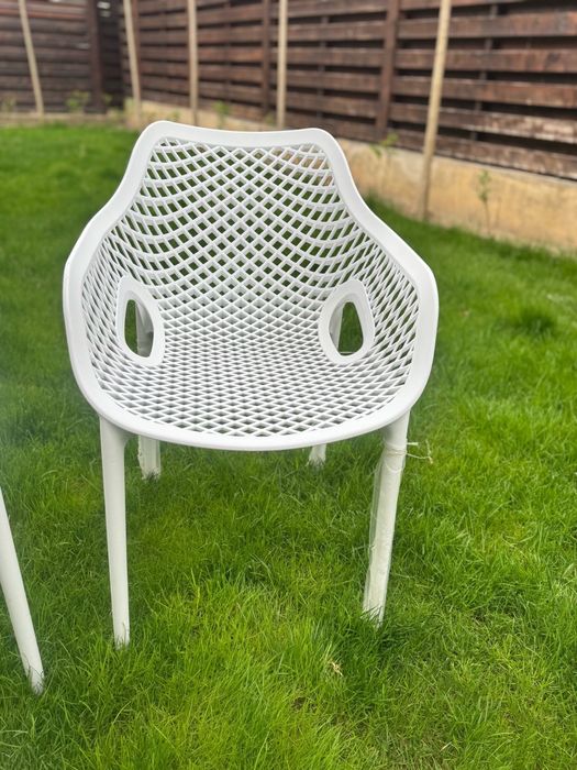 Vand 8 scaune albe noi pentru terasa