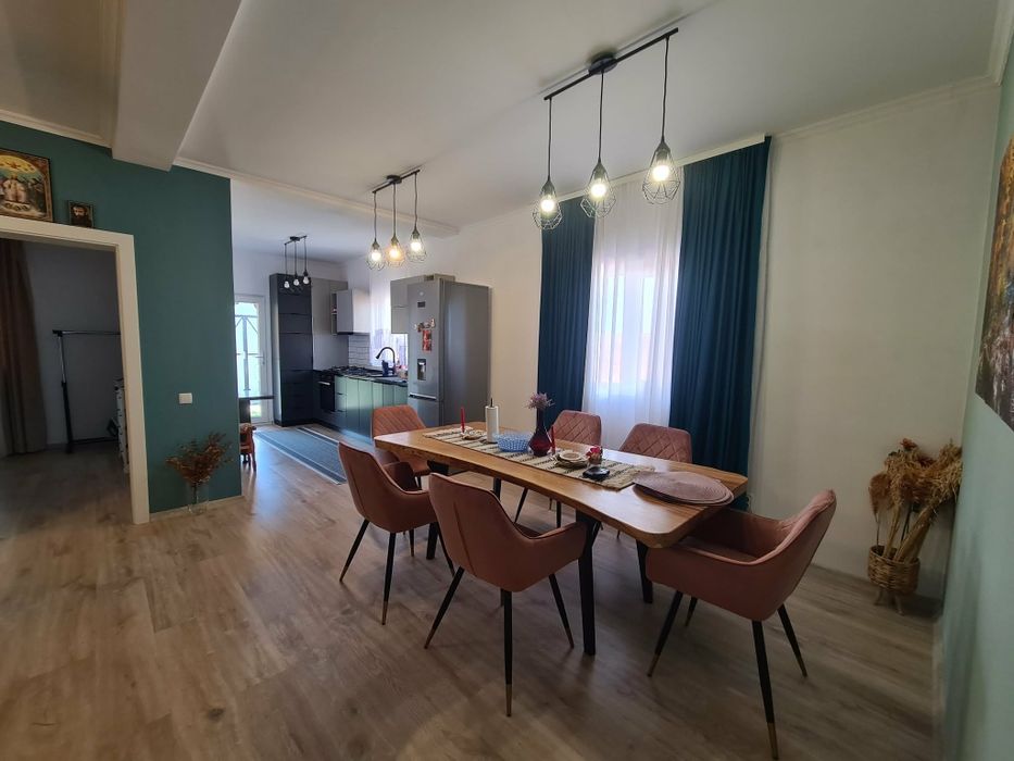 Proprietar vând Duplex parter cu  Garaj  - 35 mp.  Preț 147.000 E.