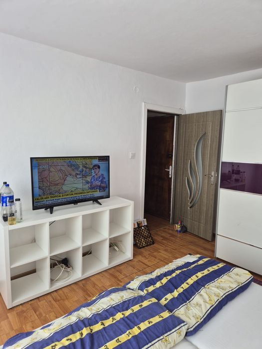 Inchiriez garsoniera 25 metri patrati etajul 3 str Cosmonautilor 170 euro plus garantie