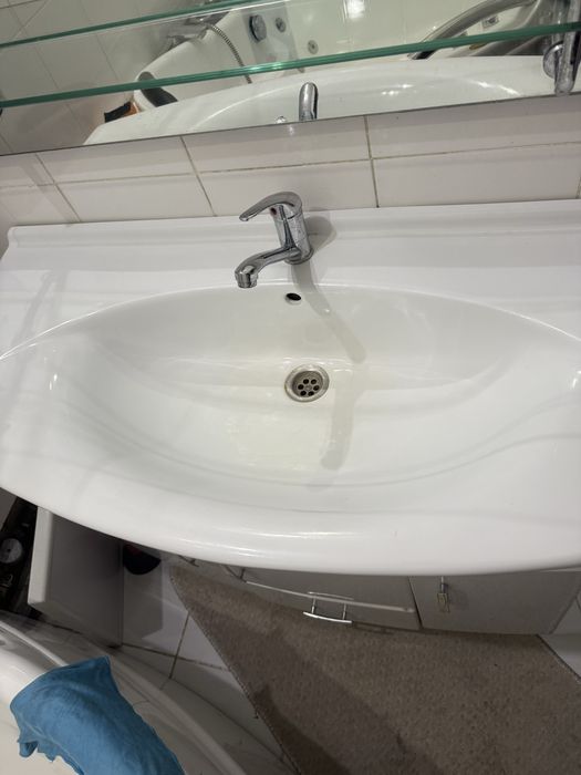 Продам раковину с тумбой