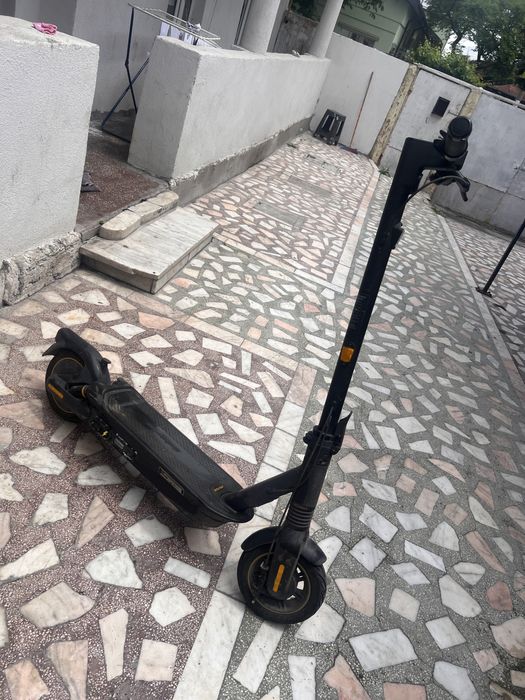 Vand trotineta este ca si  noua prinde 25 km h