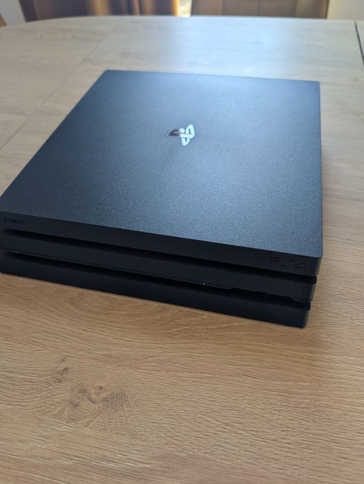 PS4 Pro 1TB + 2 controlere + 6 jocuri