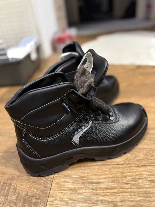 Продам зимние спецботинки