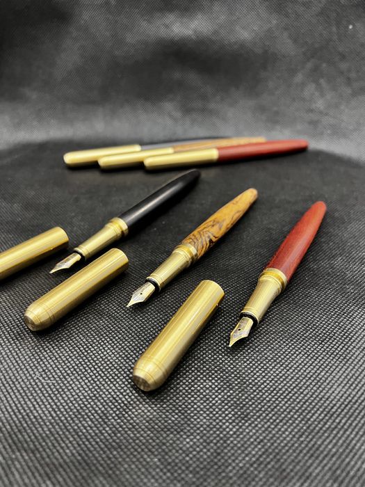 Деревянна перьевая ручка