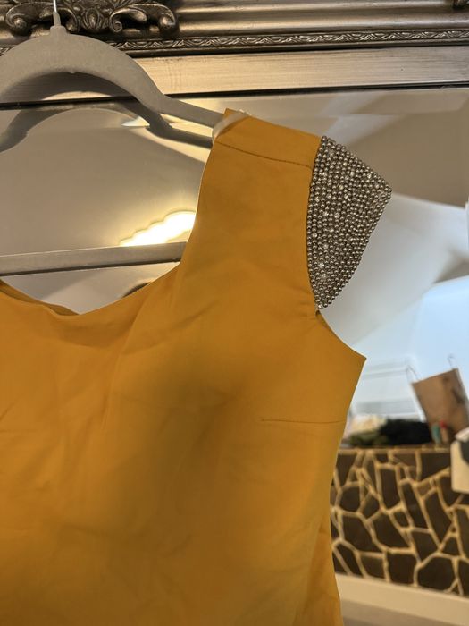 Rochie cu umerii cu pietricele