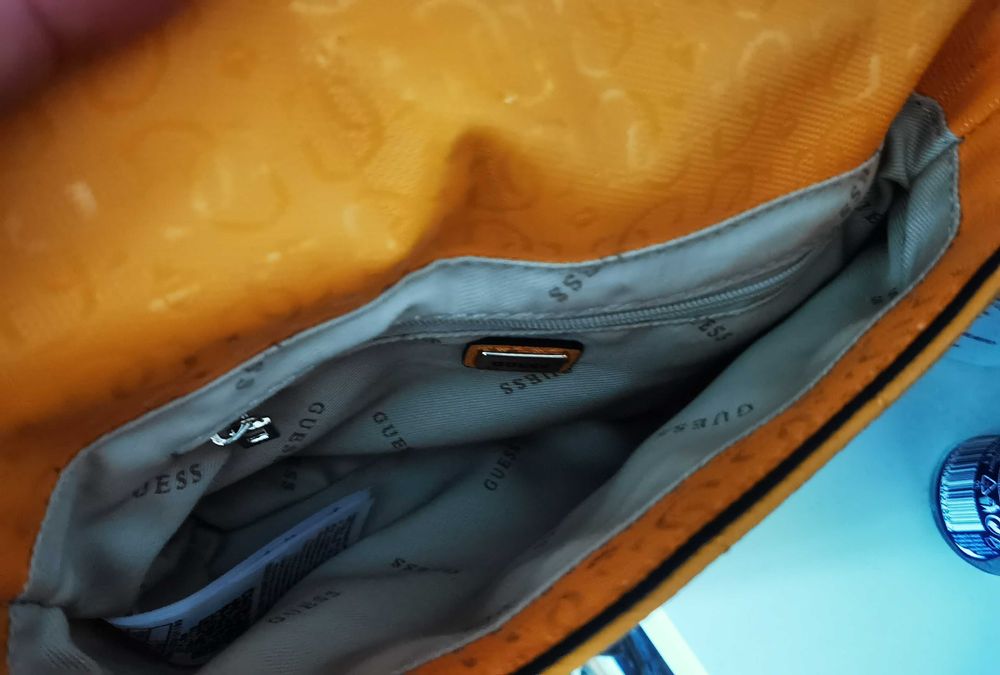 Дамска чанта Guess