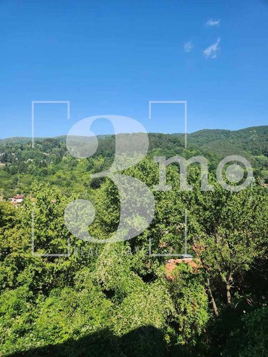 3mo“ продава два етажа от къща в живописното село Владая