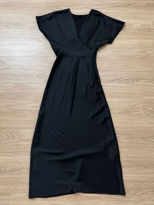 Платье Zara миди черное с V-образным вырезом XS