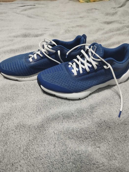 Vând pantofi sport bărbați