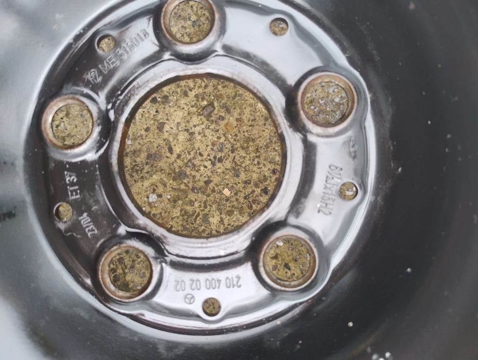 Vand jante de tablă și cauciucuri de iarnă folosite, o singură iarnă