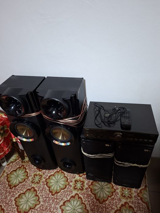 Vând boxe si stație...
